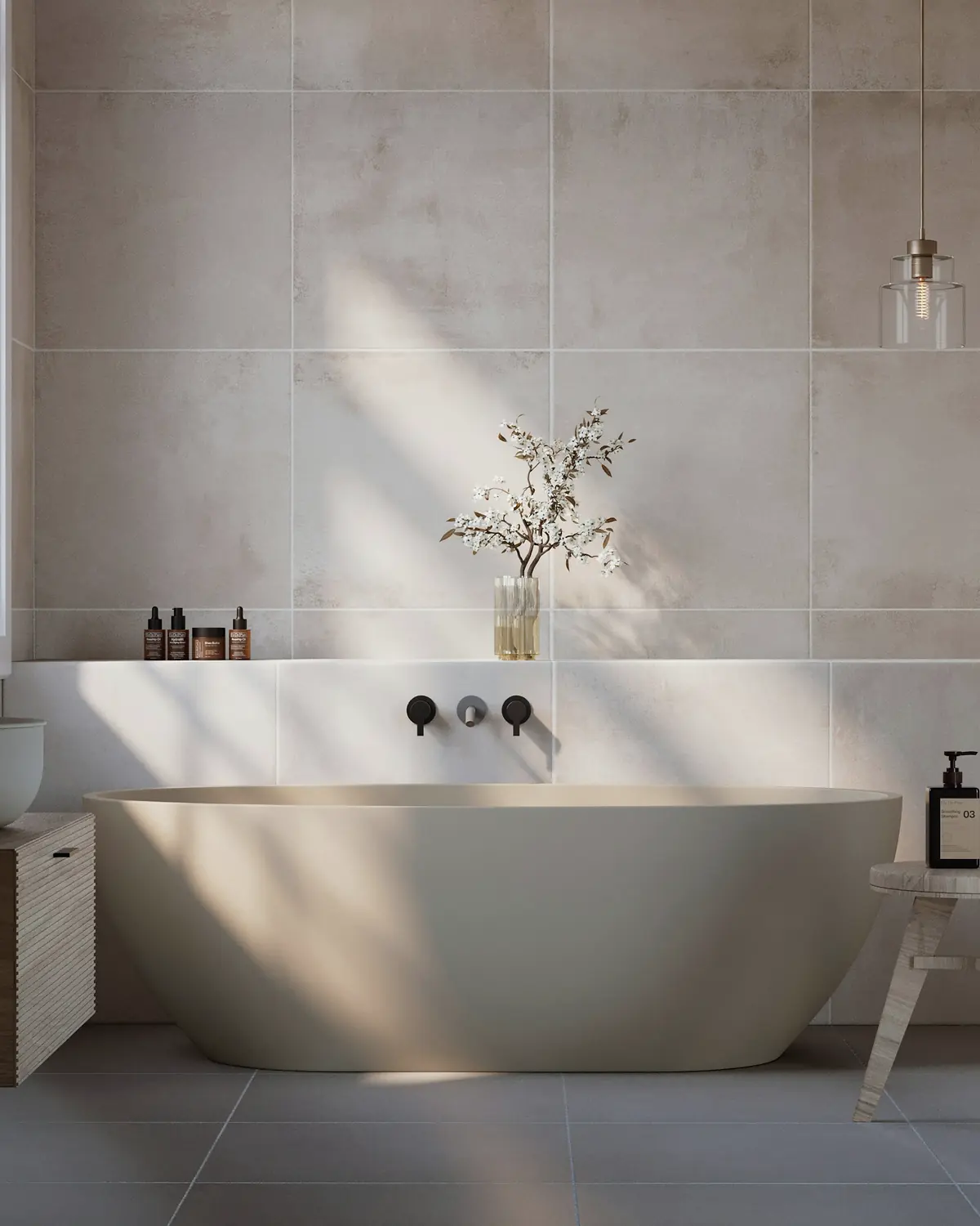 Baño alicatado con piezas grandes de porcelánico y bañera exenta