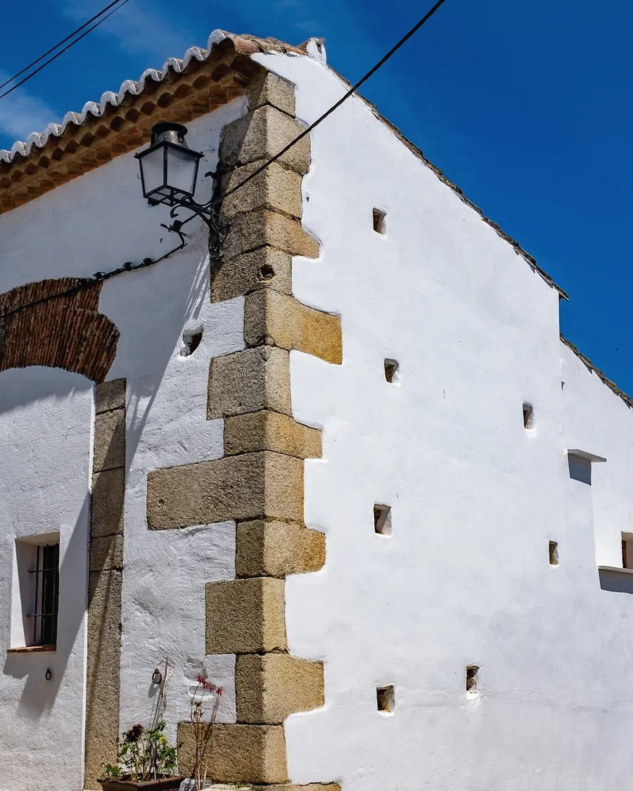 Fachada encalada con sillares de piedra