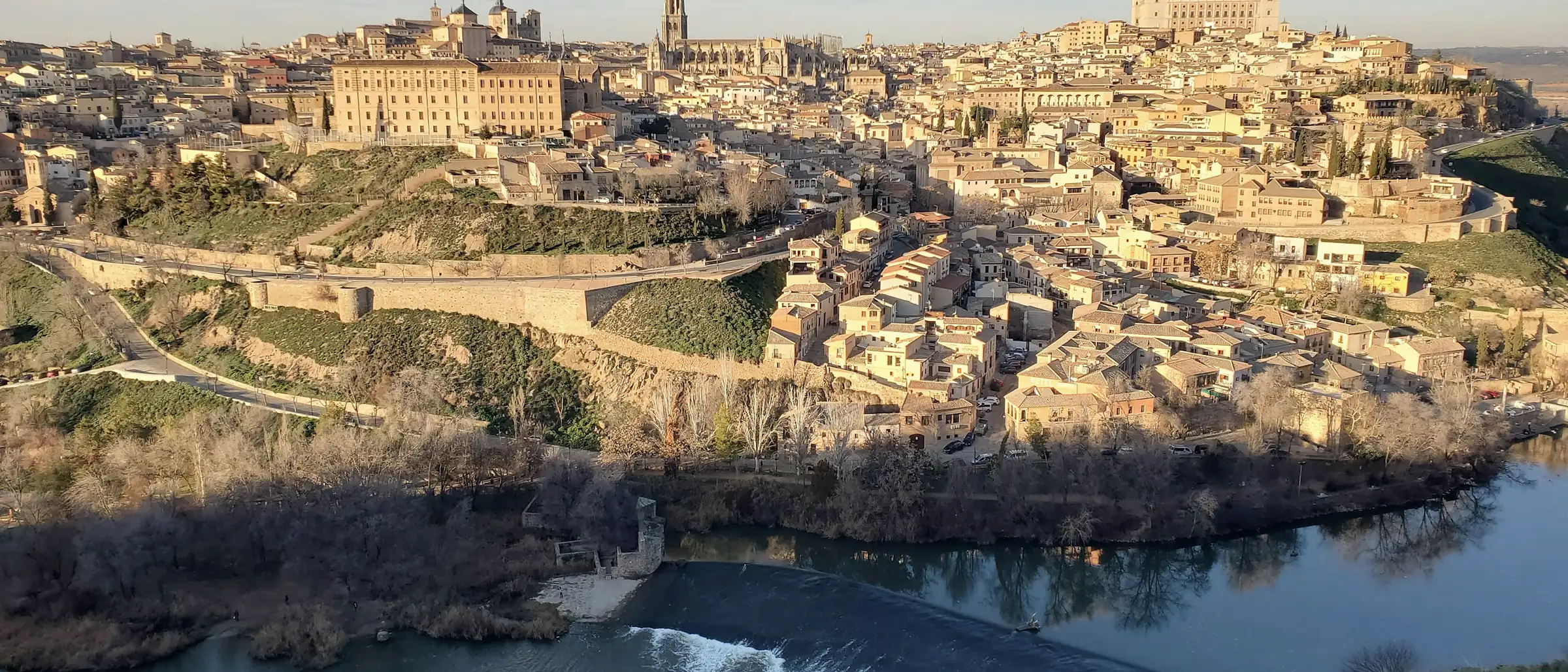 Vista panorámica de Toledo junto al río Tajo al atardecer